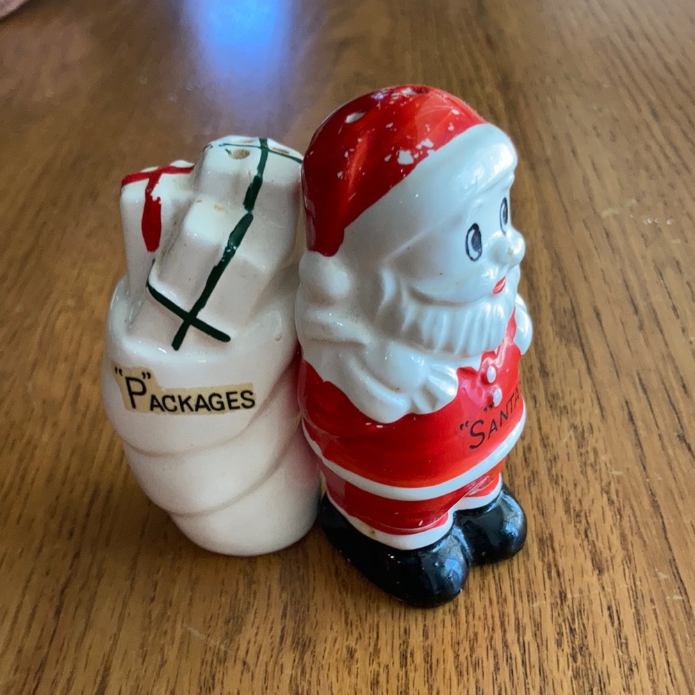 Vintage salt/pepper shakers
